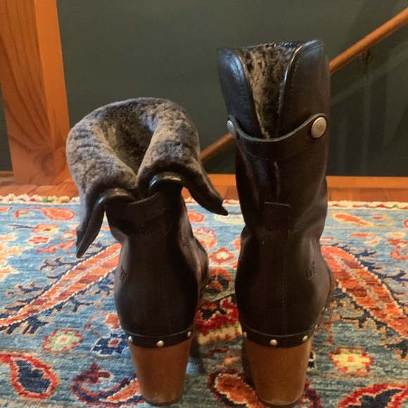 UGG platform boots . Excellent condition! - Picture 4 of 5